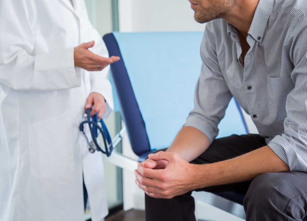 Hombre adulto en ambiente tranquilo, leyendo sobre hábitos de bienestar masculino